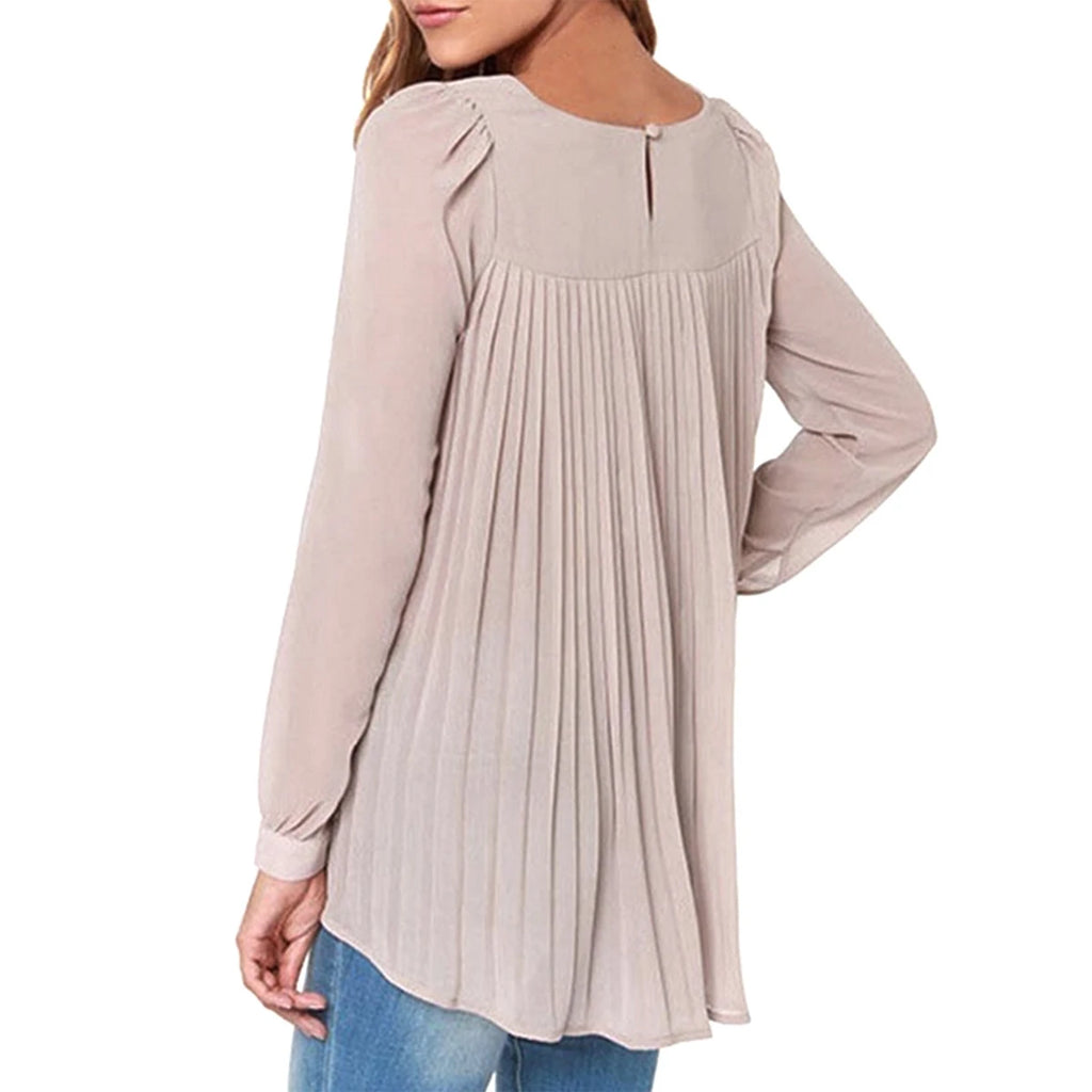 Blusa de chifón beige con cuello en V, mangas largas y panel plisado en la espalda, elegante para oficina.
