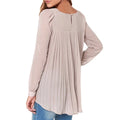 Blusa de chifón beige con cuello en V, mangas largas y panel plisado en la espalda, elegante para oficina.