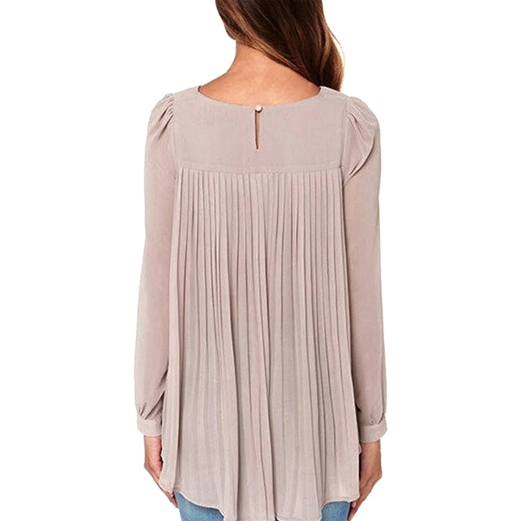 Blusa de chifón beige con cuello en V, mangas largas y plisados en la espalda, cierre con botón.