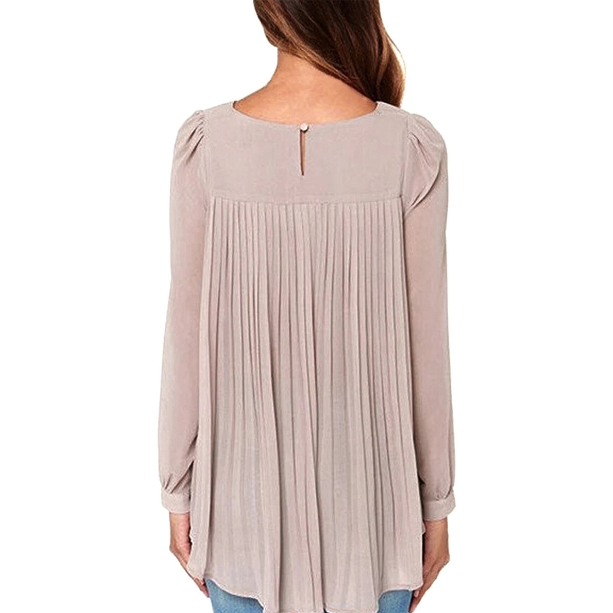 Blusa de chifón beige con cuello en V, mangas largas y plisados en la espalda, cierre con botón.