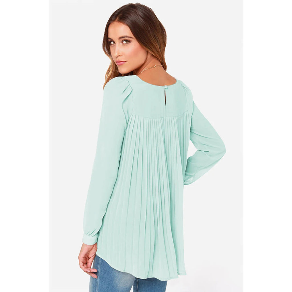 Blusa de chifón en tono menta con cuello en V, manga larga y pliegues en la espalda para un estilo oficina.
