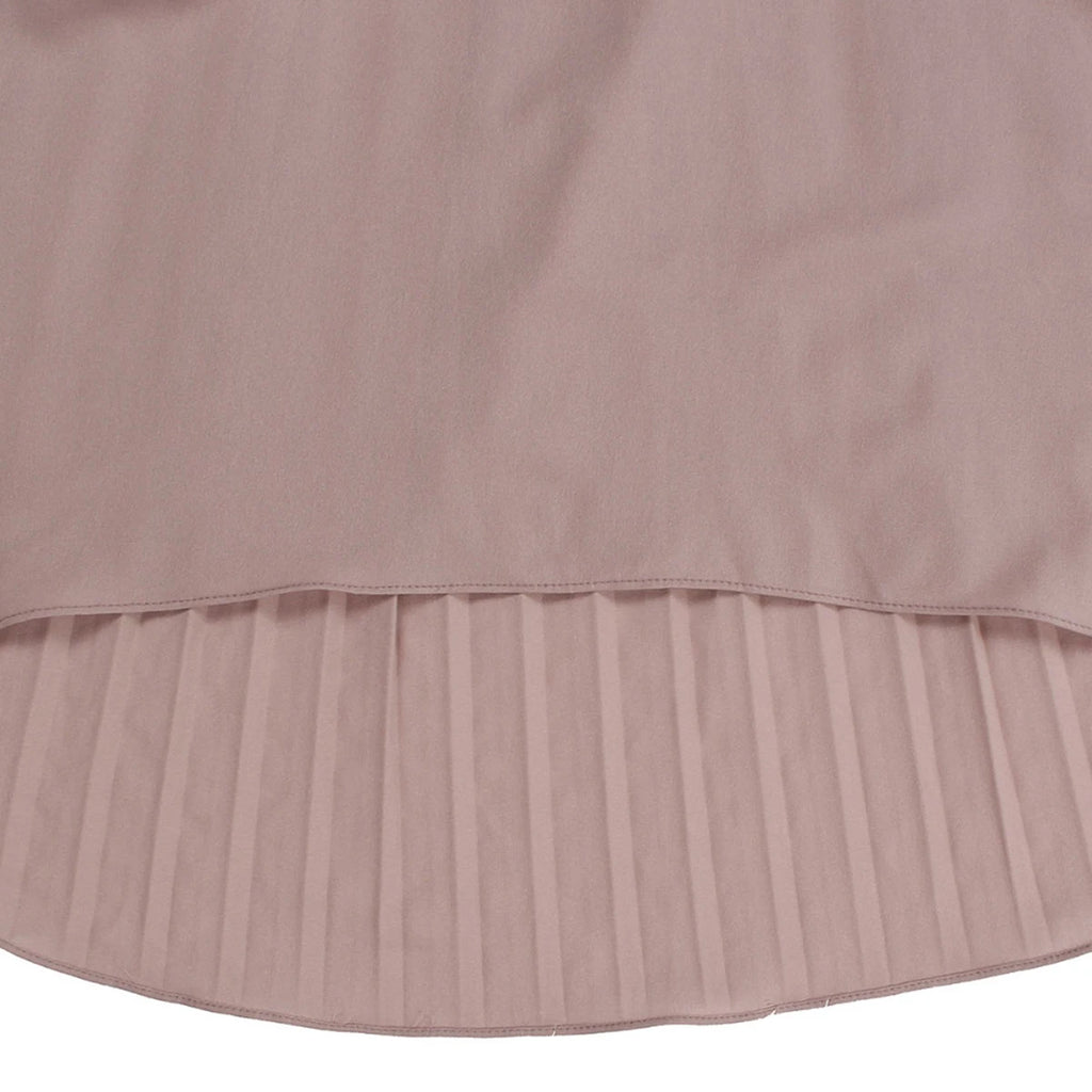 Blusa de chifón rosa con cuello en V y manga larga, caída suave y dobladillo plisado.