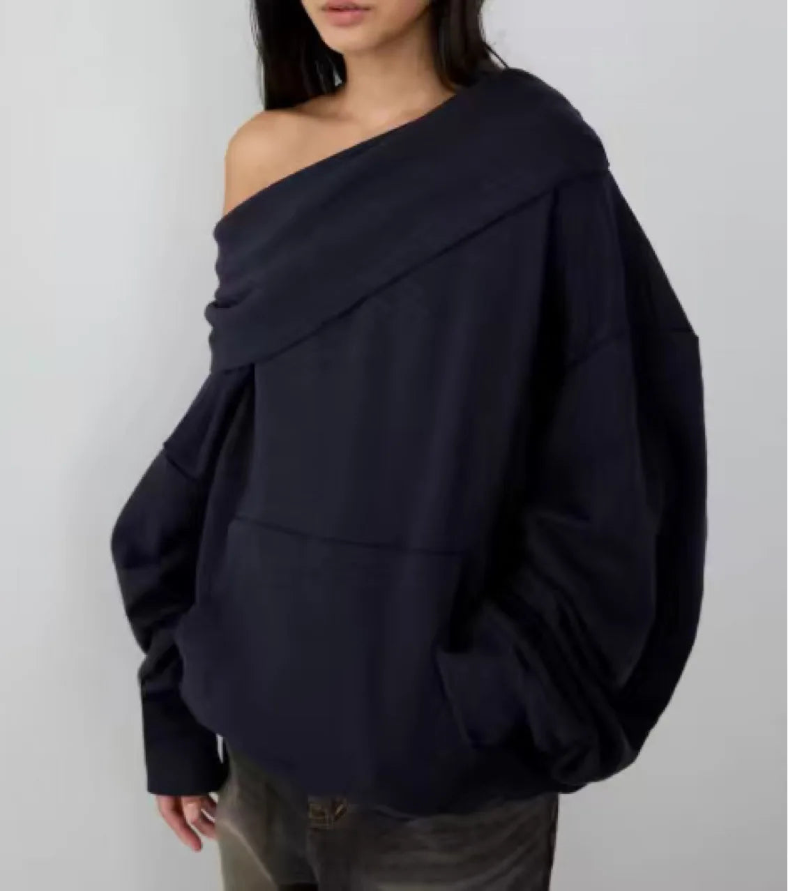 Polerón con Capucha Mujer Hombro Descubierto Urbano Manga Larga