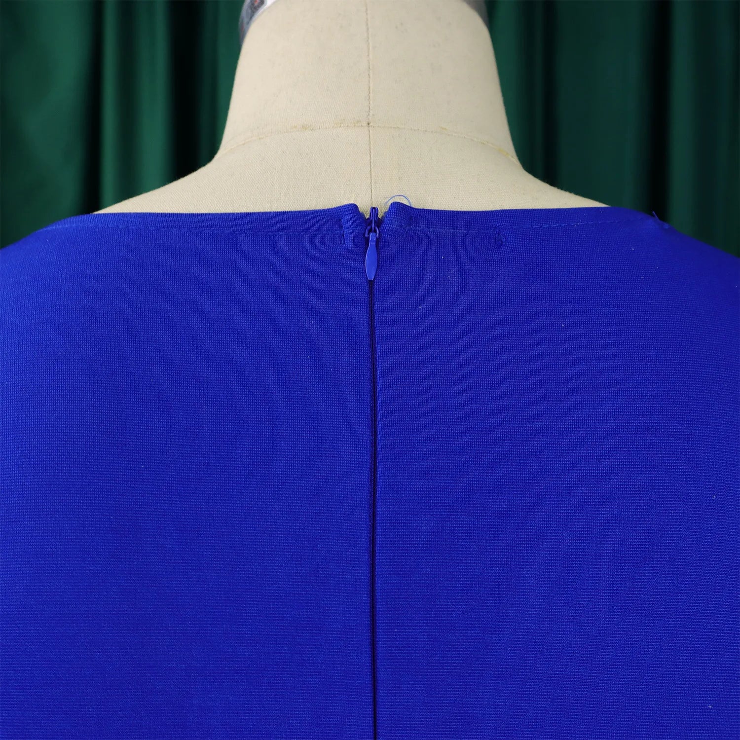 Vestido de Oficina Plisado Escote V Cintura Alta Cinturón Elegante