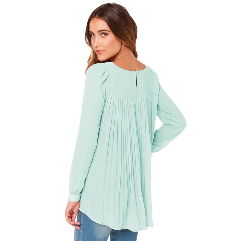 Blusa de chifón verde menta con cuello en V y mangas largas; pliegues pronunciados en la espalda.